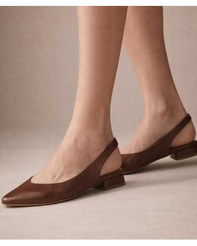 Zapato slingback Divina Martina Sonia piel marrón punta fina puesta detalle pierna