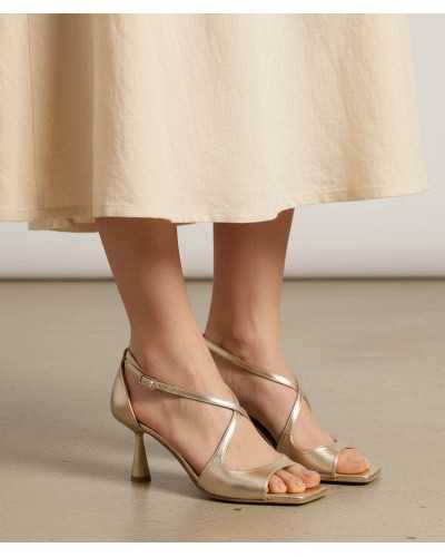 sandalia fiesta Ezzio dorado rosado tiras cruzadas puesto vestido lino crudo