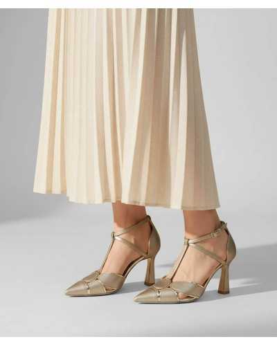 zapatos de fiesta dorados Ezzio Cassiopea puestos con vestido plisado