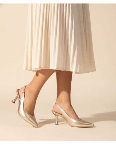 apatos destalonados Dibia rose gold piel lisa puestos con vestido plisado crema