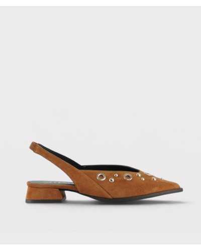 zapatos destalonados Dibia Creta camel ante tachuelas doradas puntera afilada vista lateral