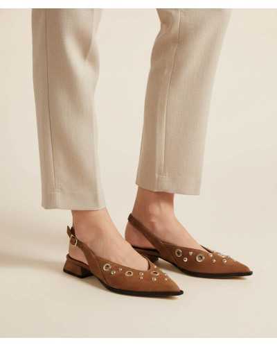 zapatos destalonados Dibia Creta camel ante tachuelas doradas puestos con pantalón beige
