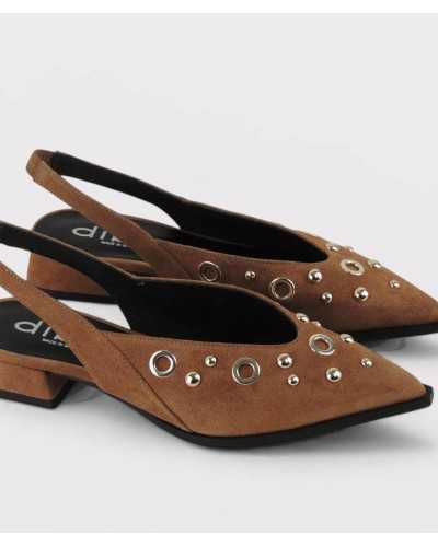 zapatos Dibia Creta camel ante tachuelas arandelas doradas empeine tres cuartos
