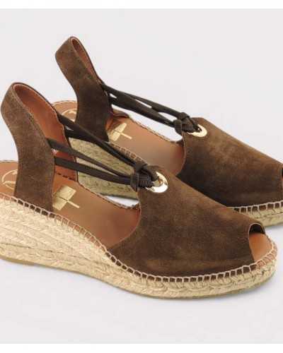 alpargata cuña alta Viguera marrón serraje ojal dorado tres cuartos