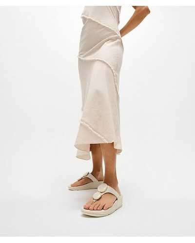Sandalias FitFlop Lulu Marbled-Stone beige puestas con vestido crudo