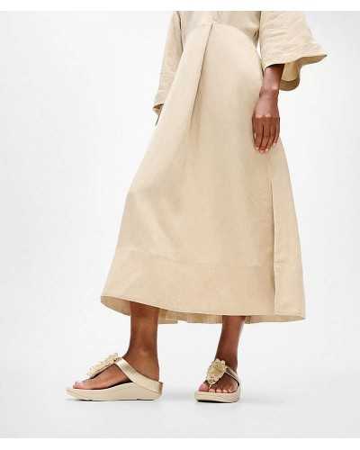 Sandalias FitFlop Fino Bead-Cluster doradas puestas con vestido lino beige