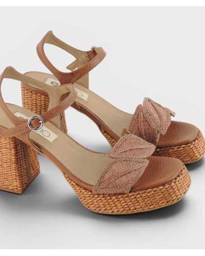 sandalia tacón Ezzio camel plantilla piel acolchada tira bordada detalle