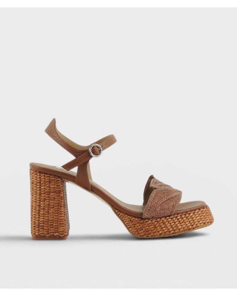 sandalia tacón ancho Ezzio camel piel rafia hojas bordadas vista lateral