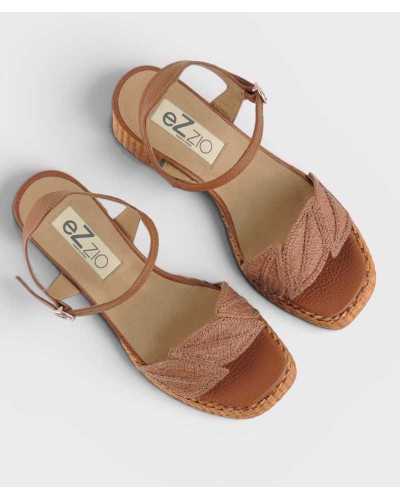 sandalia tacón Ezzio camel piel rafia hojas bordadas vista superior par
