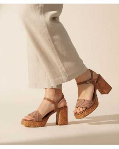 sandalia tacón Ezzio camel rafia hojas bordadas puesta pie