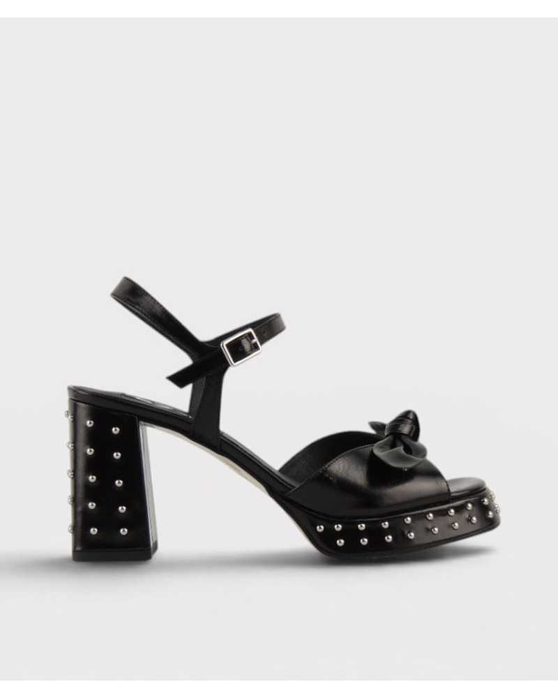 sandalia tacón ancho Ezzio negra piel lazo tachas plateadas vista lateral sandalia tacón ancho Ezzio negra piel lazo tachas plateadas vista lateral