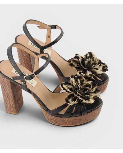 sandalia tacón Ezzio negra plantilla gel metatarsos flor animal print detalle