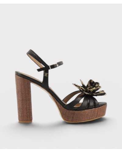 sandalia tacón alto Ezzio negra piel texturizada flor animal print esterilla lateral