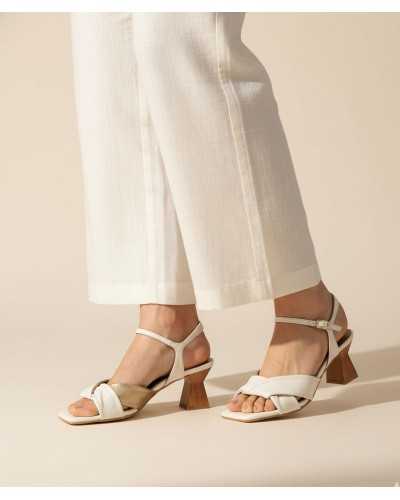 sandalia tacón geométrico Dibia hueso tiras cruzadas puesta pie pantalón blanco