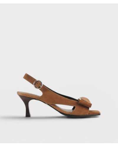 sandalia tacón fino Dibia marrón ante adorno dorado slingback vista lateral
