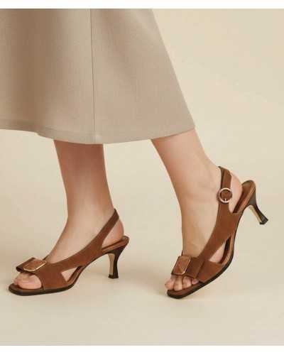 sandalia tacón fino Dibia marrón ante adorno dorado slingback puesta pie falda lino