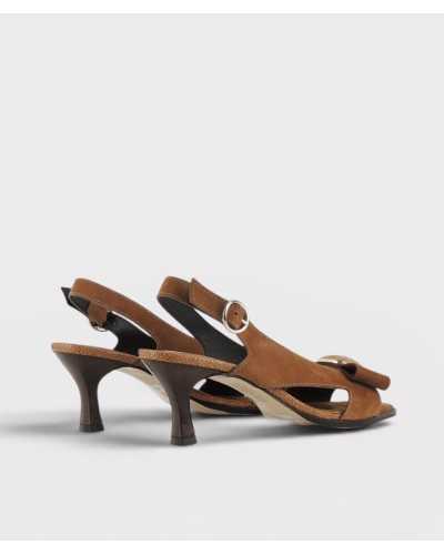 sandalia slingback Dibia marrón ante tacón fino hebilla tobillo vista trasera