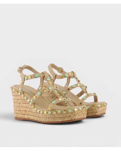sandalias cuña beige piel tiras con tachuelas doradas y verdes vista frontal Alma en Pena