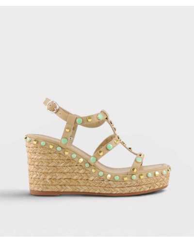 sandalia cuña esparto beige con tachuelas doradas y piedras verdes lateral Alma en Pena
