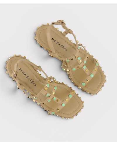 sandalia cuña beige tiras tipo jaula tachuelas doradas y piedras verdes vista superior Alma en Pena