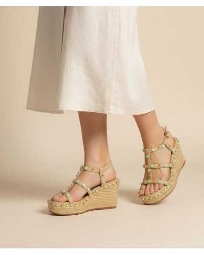 sandalia cuña esparto beige con tachuelas doradas y piedras verdes puesta mujer Alma