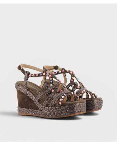 sandalias cuña marrón serraje rafia pedrería multicolor vista frontal par Alma en Pena