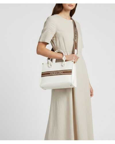 Valentino Bags bolso tote blanco polipiel banda jacquard marrón cremallera dorada puesto en modelo con vestido blanco de lino