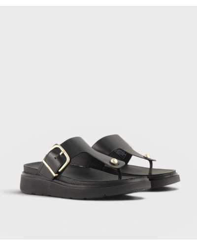 Sandalias de dedo FitFlop Gen-FF Buckle negras piel vista frontal par