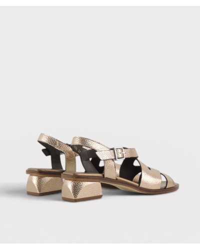 sandalia Plumers piel metalizada grabada slingback hebilla vista trasera