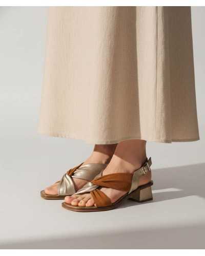 sandalia Plumers Menorca ante brandy metalizada plantilla vista puesta modelo