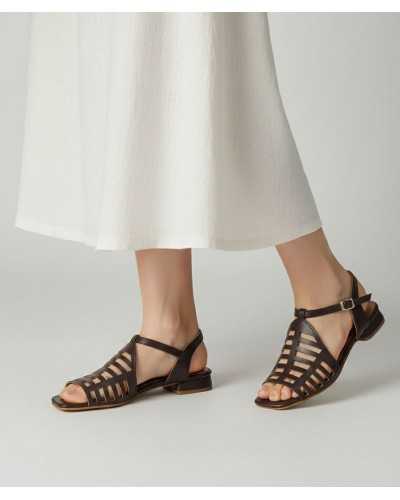 sandalia Divina Martina Made in Spain piel calada marrón plantilla vista en modelo con falda