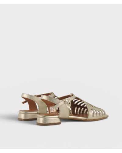 sandalia Divina Martina piel calada dorada slingback hebilla vista trasera