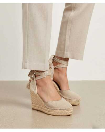 alpargata Alhamas Romero cuña alta lino piedra ficha puesta en modelo con pantalones