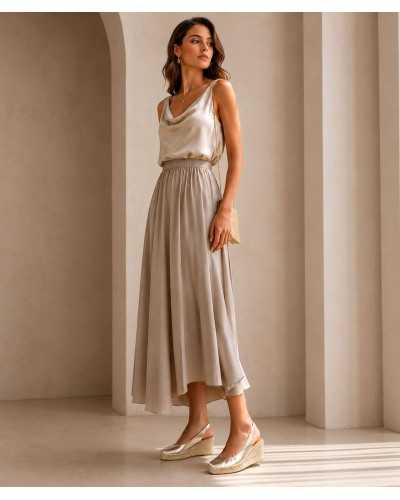 alpargata salón cuña Viguera dorada napa con falda midi satén look invitada