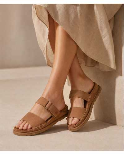 sandalia doble tira UGG GoldenGaze castaño ante puesta vestido lino
