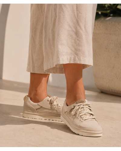 Zapatillas UGG mujer color crema con pantalón de lino beige en look verano casual