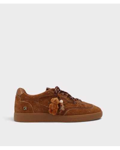 Sneaker Noa Harmon TEN color cuero, vista lateral con tachuelas doradas y charm de osito