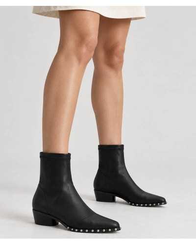 Modelo con botines Noa Harmon Lil Kansas negros y falda corta clara