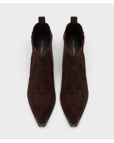 Vista superior de los botines Noa Harmon Wind con bordado western y tachuelas en la punta