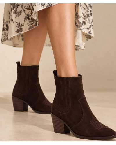 Botines western Noa Harmon Wind marrones con falda midi estampada de flores