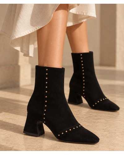 Botines Noa Harmon Gaia de ante negro con vestido midi color crudo