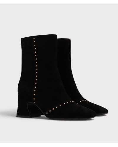 Par de botines Noa Harmon Gaia negros con tachuelas doradas en el lateral y el empeine