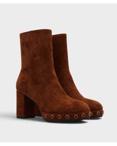 Par de botines Noa Harmon Beth color cuero con plataforma y remaches dorados en el cerco
