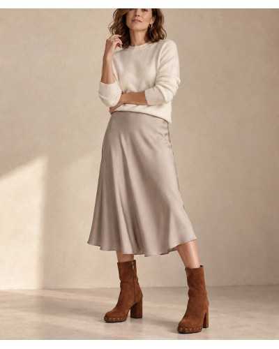 Mujer con botines Noa Harmon Beth color cuero, falda midi satinada y jersey crudo