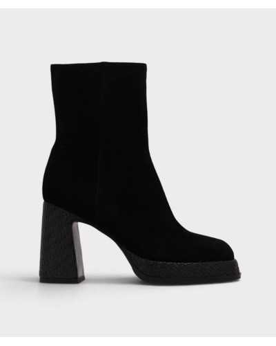 Botín Noa Harmon Divine de ante negro, vista lateral con tacón y plataforma en piel trenzada