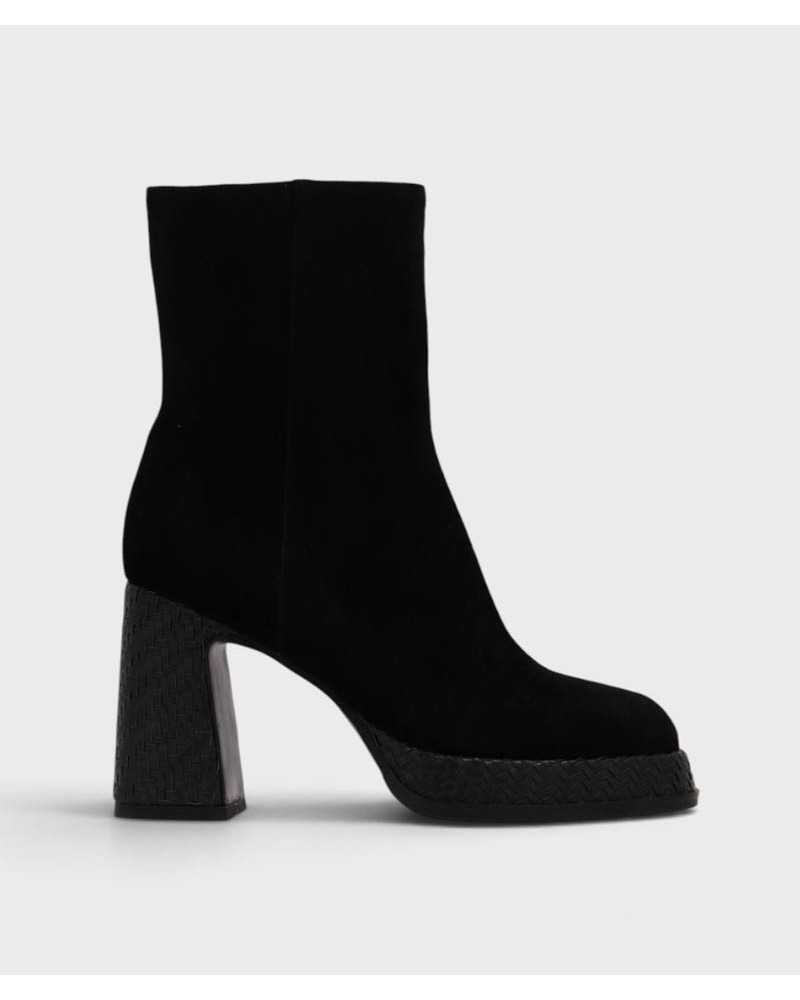 Botín Noa Harmon Divine de ante negro, vista lateral con tacón y plataforma en piel trenzada Botín Noa Harmon Divine de ante negro, vista lateral con tacón y plataforma en piel trenzada