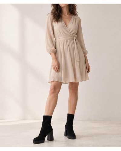 Mujer con botines Noa Harmon Divine negros y vestido corto color crudo