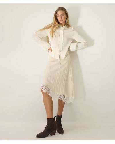 Mujer con botines Noa Harmon Wind marrones, falda de encaje y camisa color crudo