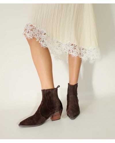 Botines western Noa Harmon Wind de ante marrón con falda crudo de encaje