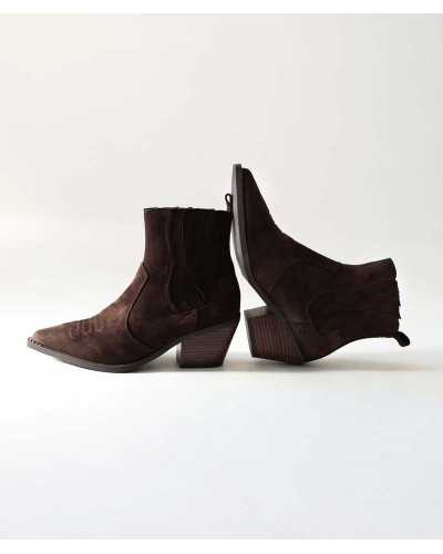 Botines Noa Harmon Wind marrones de perfil, con el tacón de efecto madera y las tachuelas de la puntera